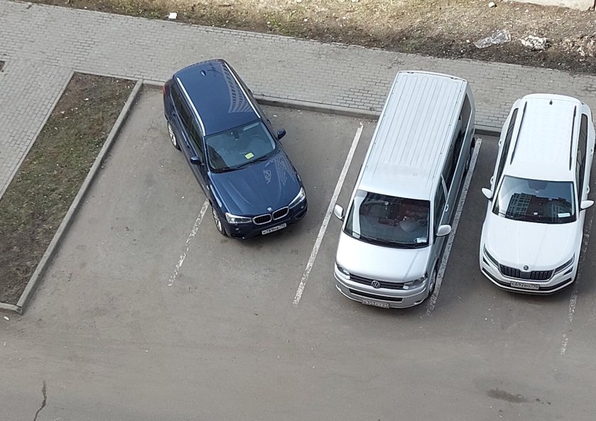 BMW на парковке