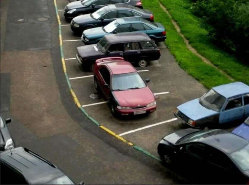 Машина паркуется