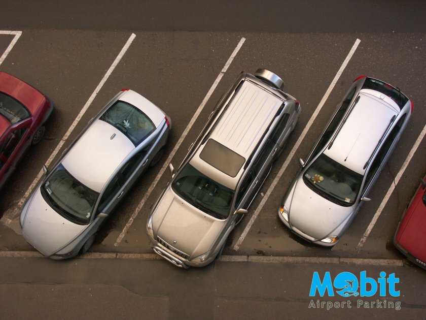 Машина на парковке