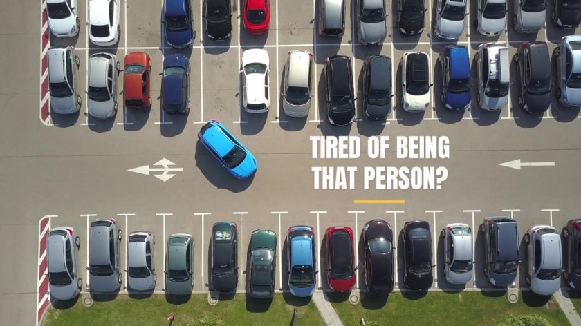 Машина сверху на парковке