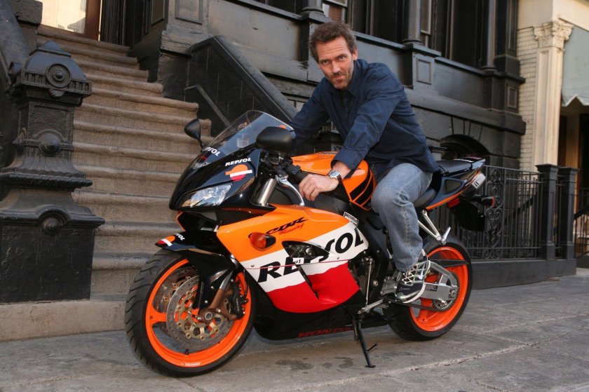Хью Лори на мотоцикле