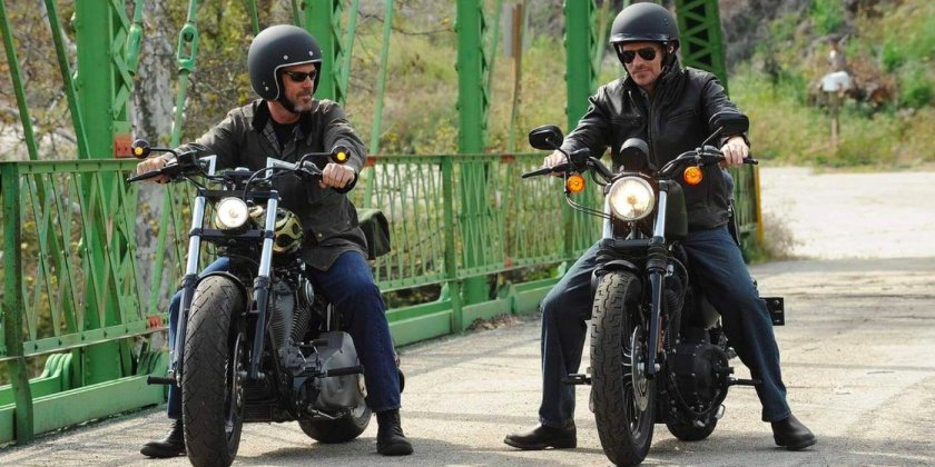 Хью Лори на мотоцикле