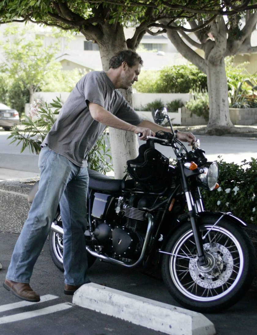 Хью Лори на мотоцикле