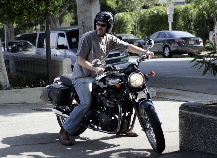 Хью Лори на мотоцикле