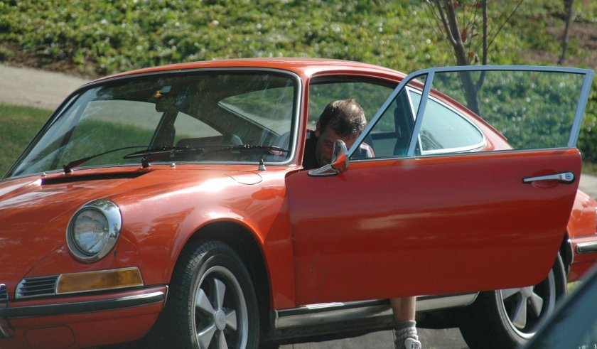 Хью Лори на машине