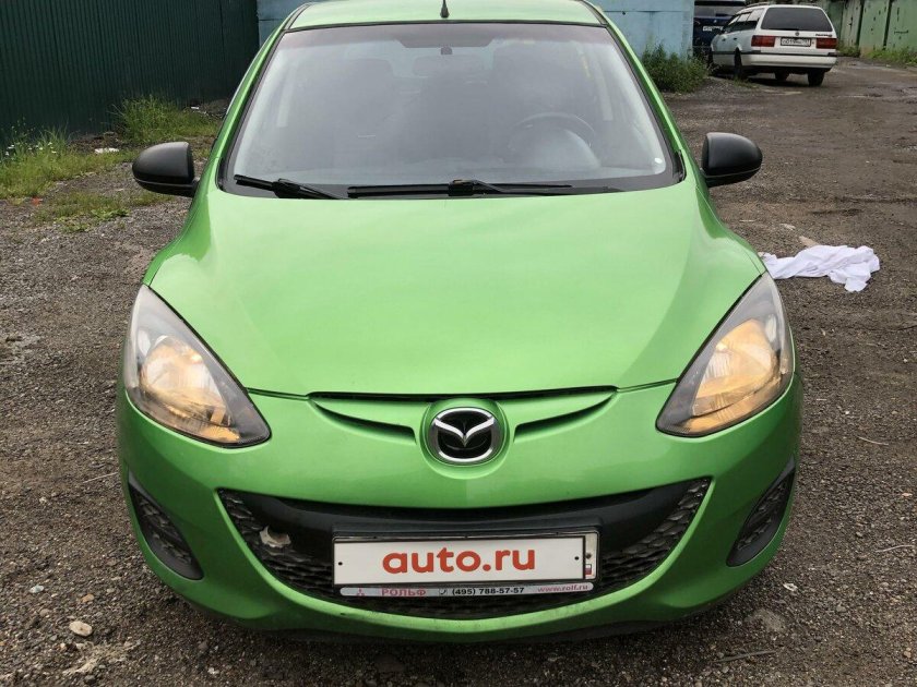 Мазда 2 зеленая