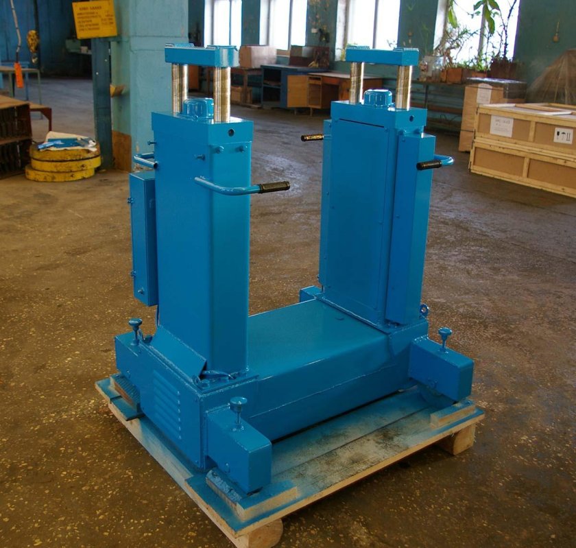 Подъемник электромеханический канавный п-263-01