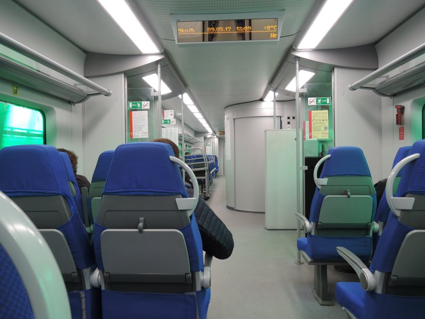 Орлан внутри вагона поезд