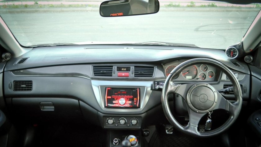 Mitsubishi Lancer Evolution 9 салон