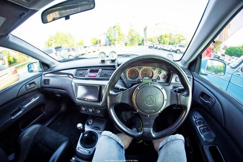 Mitsubishi Lancer Evolution 8 салон
