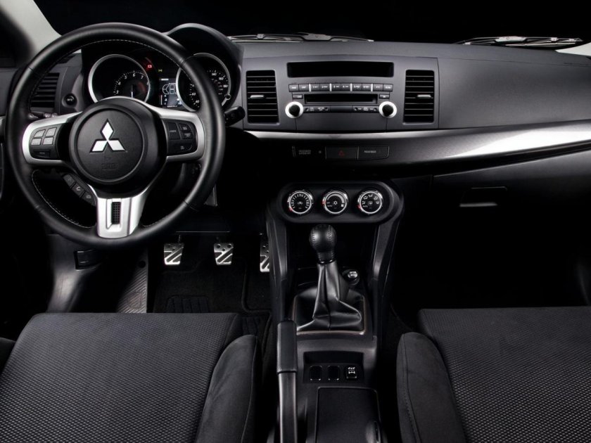 Митсубиси Лансер Эволюшн 10 салон