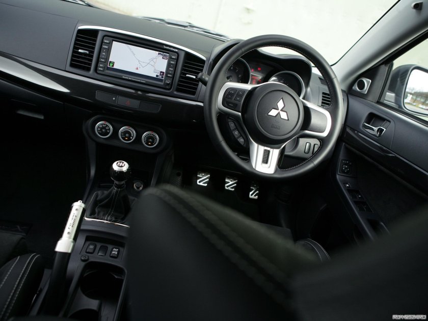 Митсубиси Лансер Эволюшн 10 салон