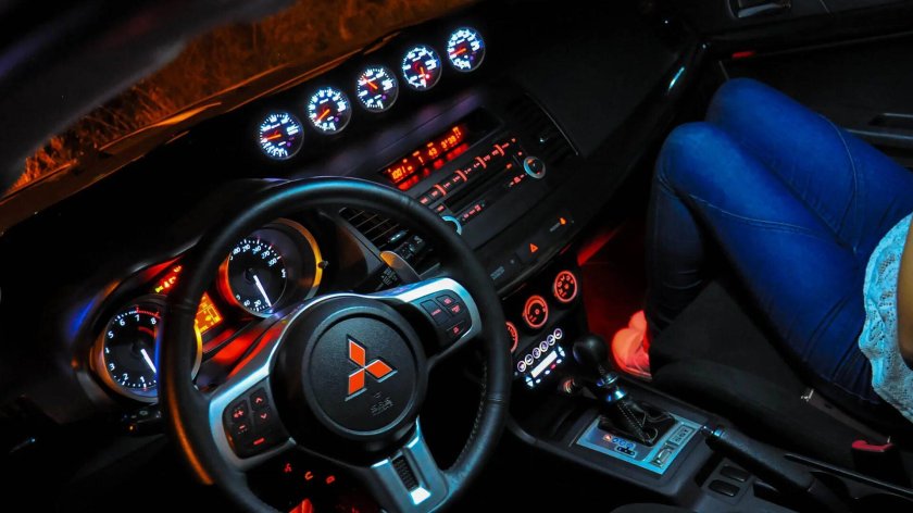 Mitsubishi EVO 10 салон