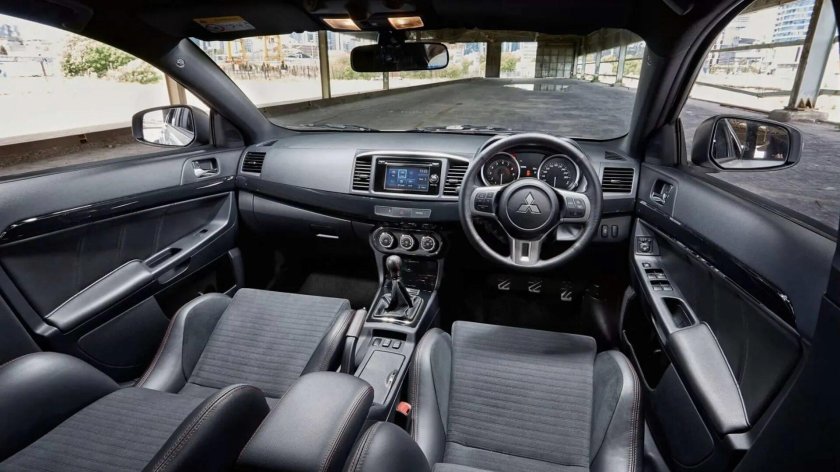 Mitsubishi Lancer EVO 10 салон