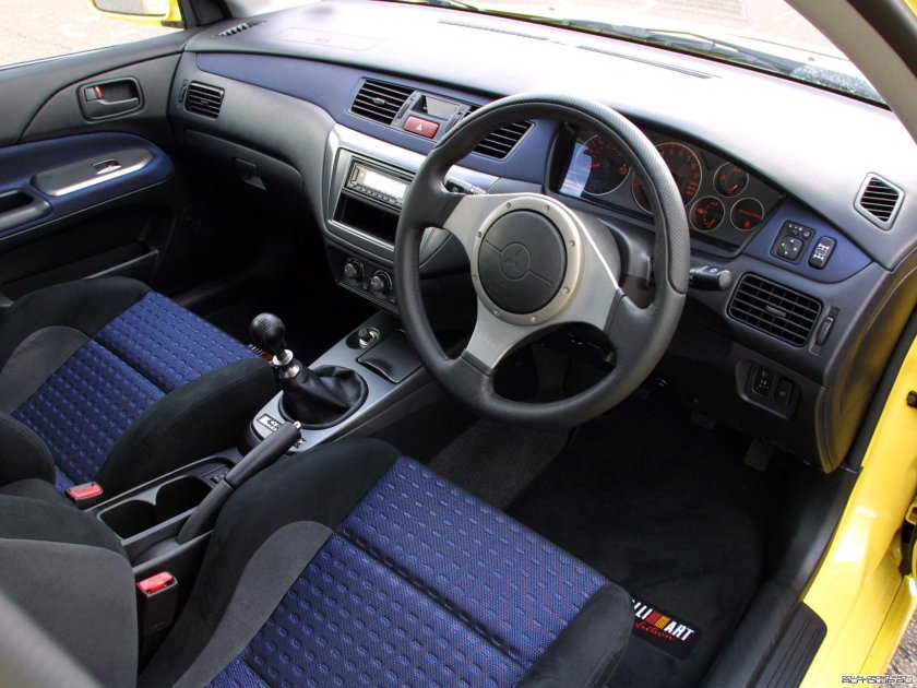 Lancer EVO 8 салон