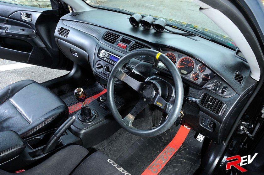 Mitsubishi Lancer Evolution 1 салон