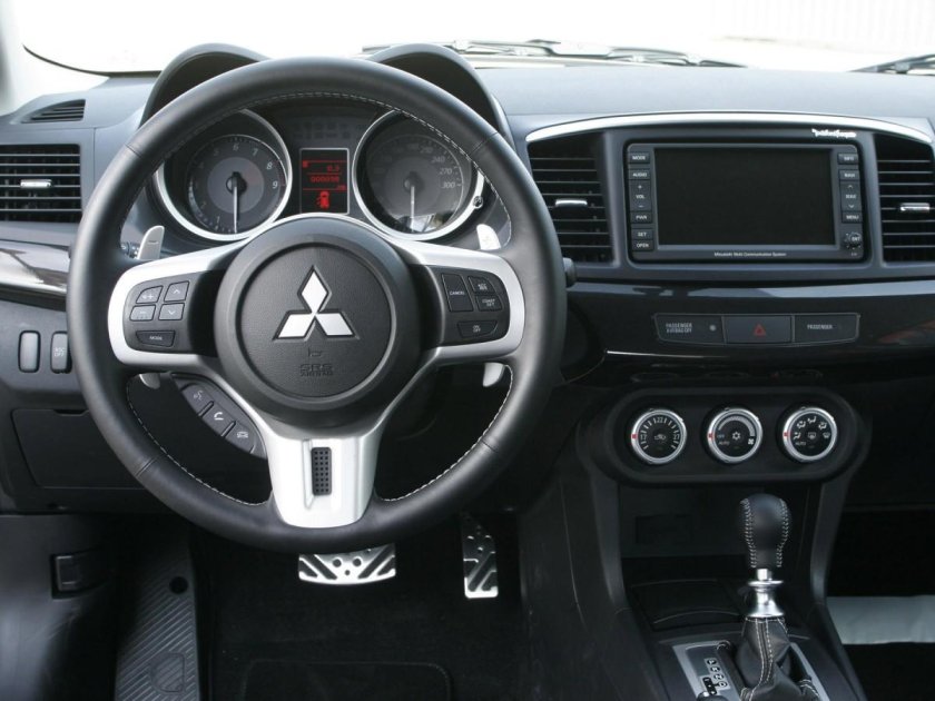 Mitsubishi Lancer EVO 10 салон