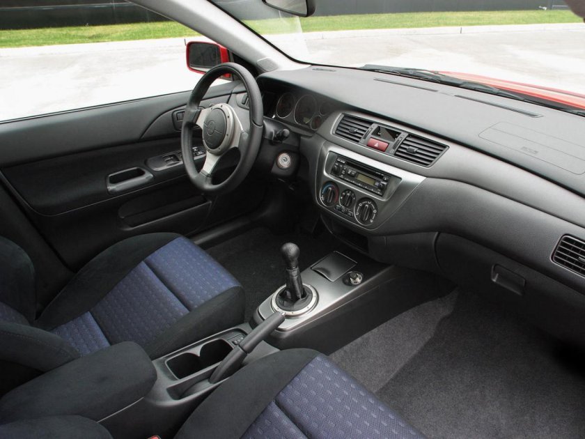 Митсубиси Лансер 8 салон