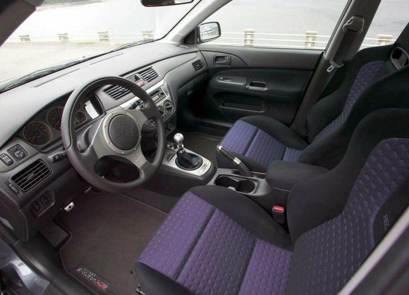 Lancer EVO 8 салон