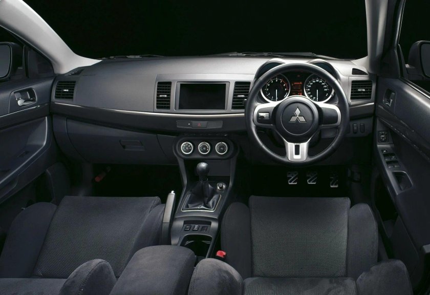 Mitsubishi EVO 10 салон
