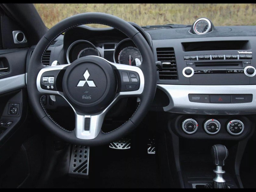 Mitsubishi Lancer EVO 10 салон