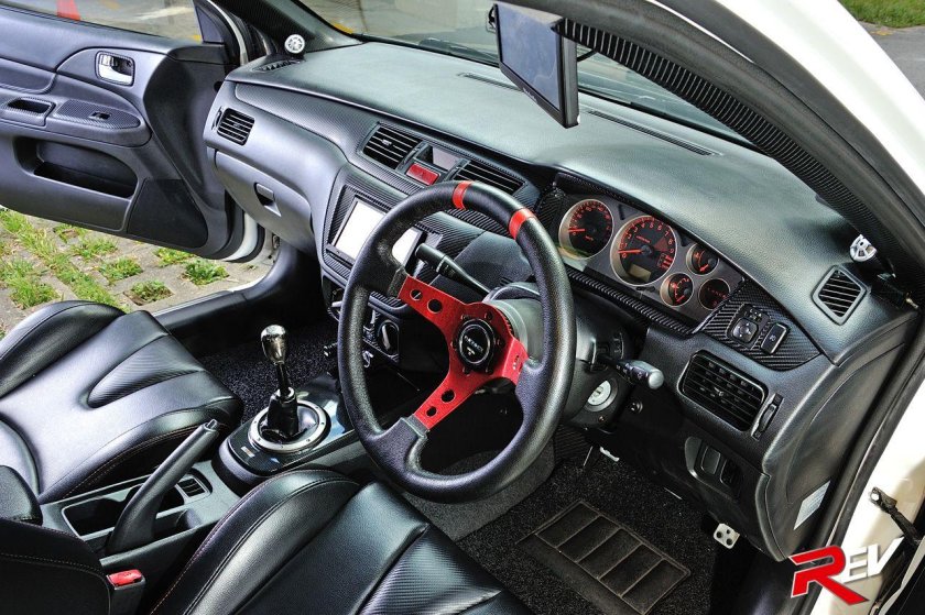 Лансер Эволюшн 9 салон