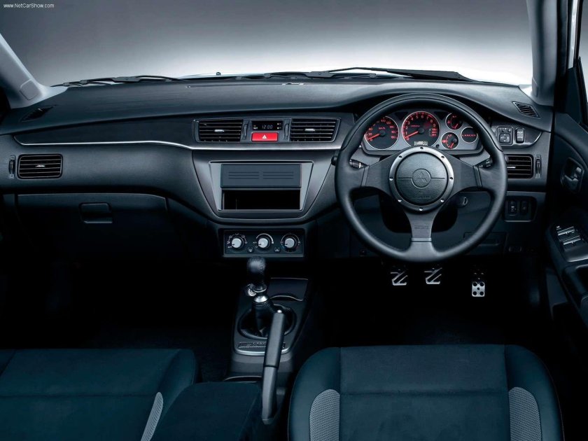 Митсубиси Эволюшн 9 салон