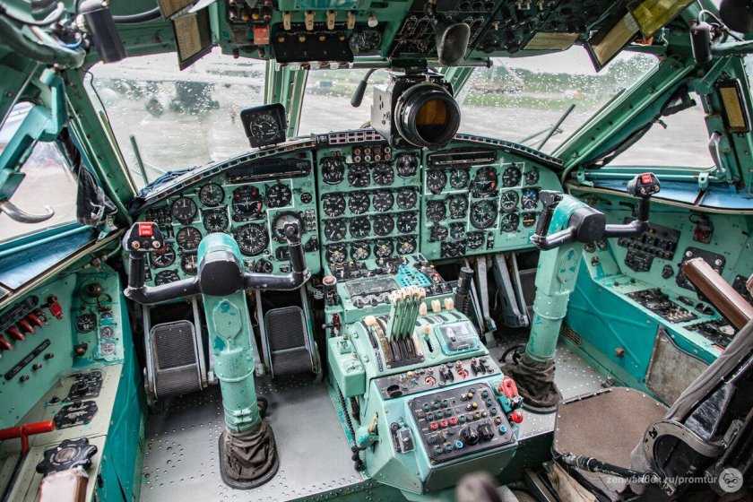 АН-22 кабина пилотов