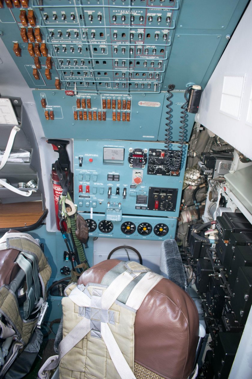 АН-72 кабина
