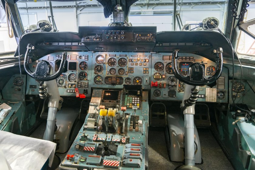 АН-74 кабина