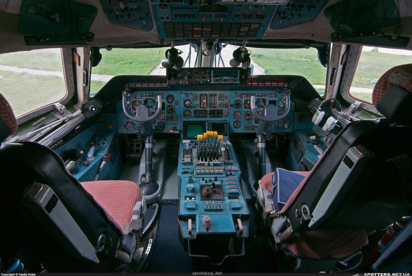 АН-225 Мрия кабина