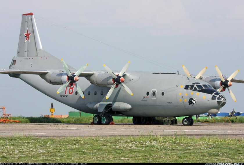 АН-12 военно-транспортный самолёт