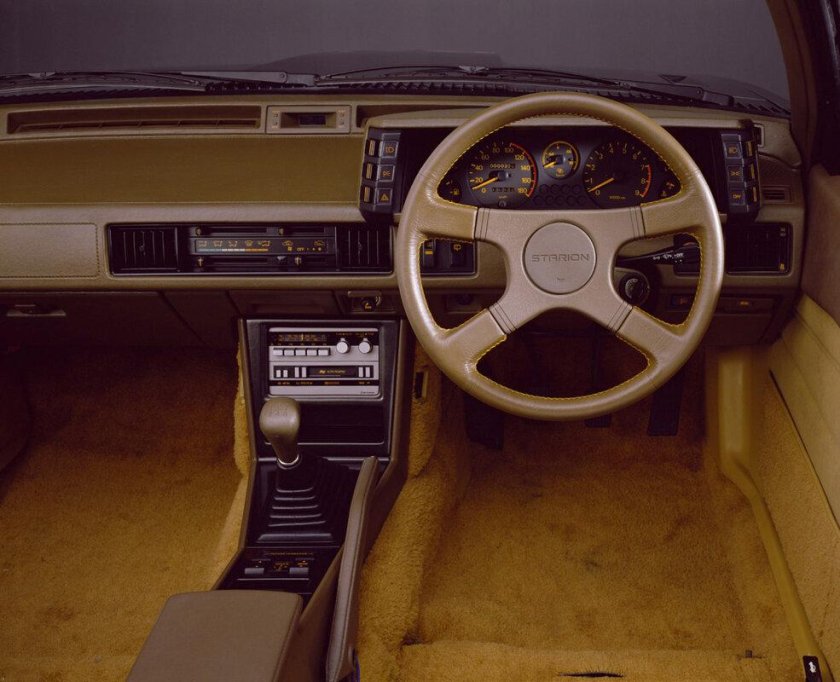 Mitsubishi Starion салон