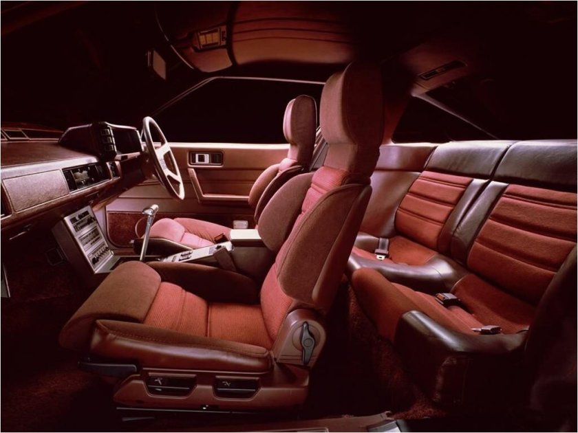 Mitsubishi Starion салон