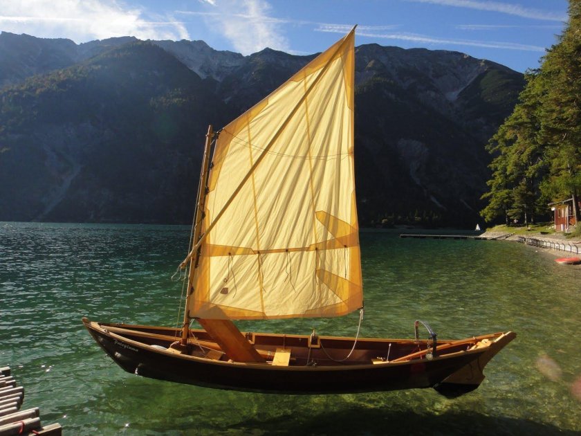 Классическая парусная лодка «Аскольд-15»