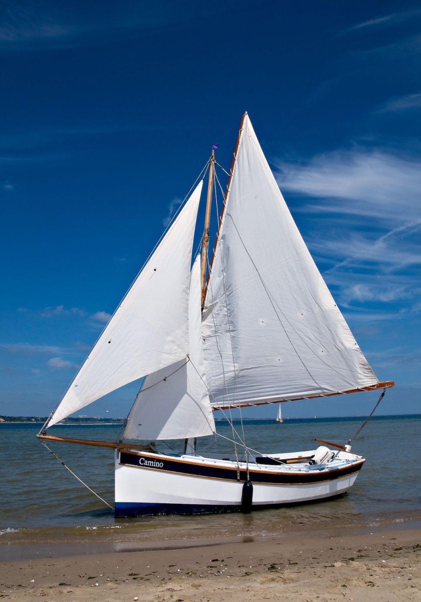 Парусная яхта швертбот