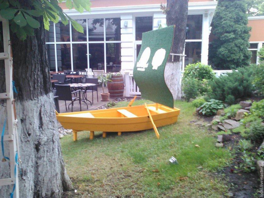 Цветник в лодке