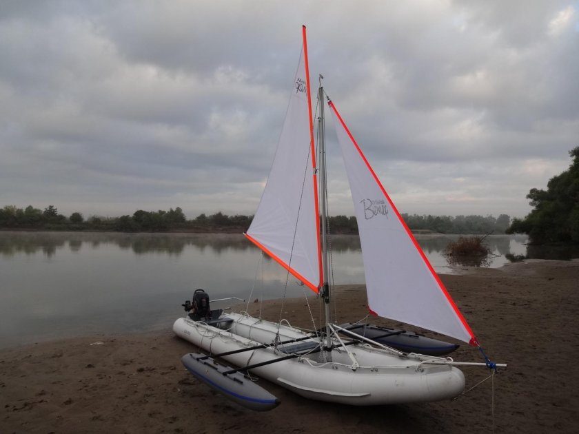 Парусная яхта тримаран