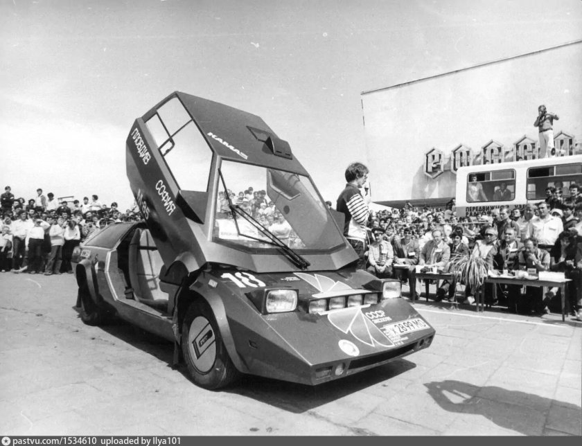 Автомобиль "Панголина" и его создатель Александр Кулыгин, 1986 год