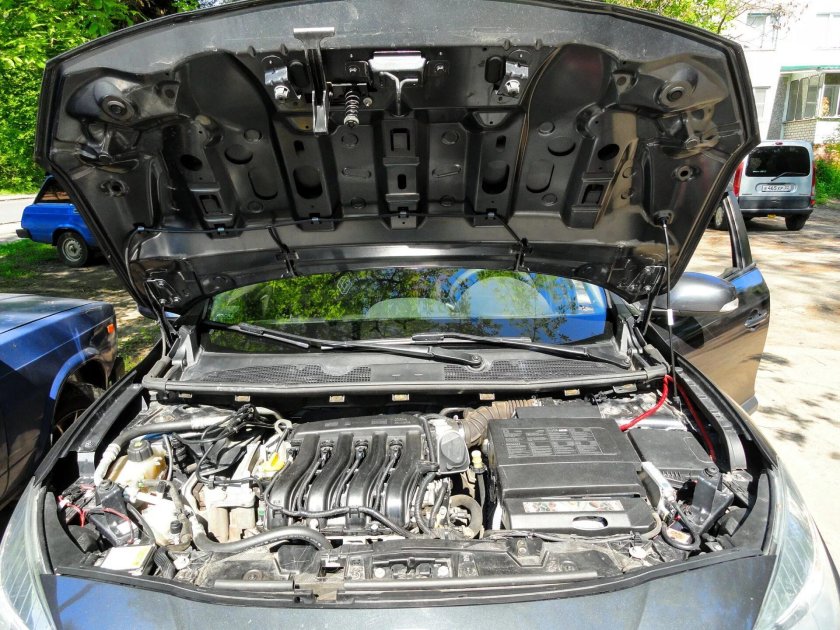 Уплотнение капота Рено Флюенс