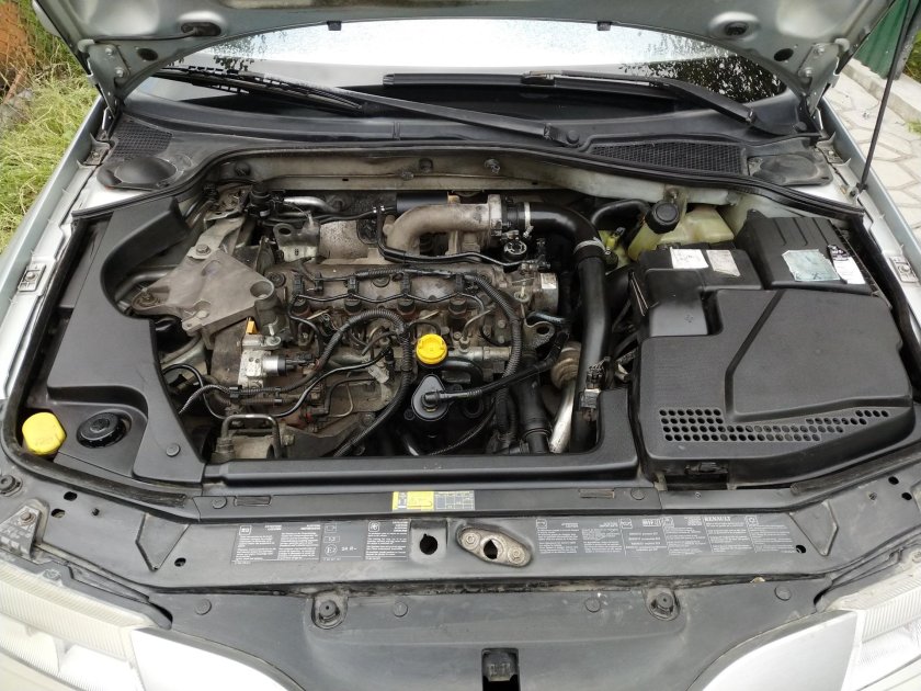 Подкапотное пространство Renault Laguna