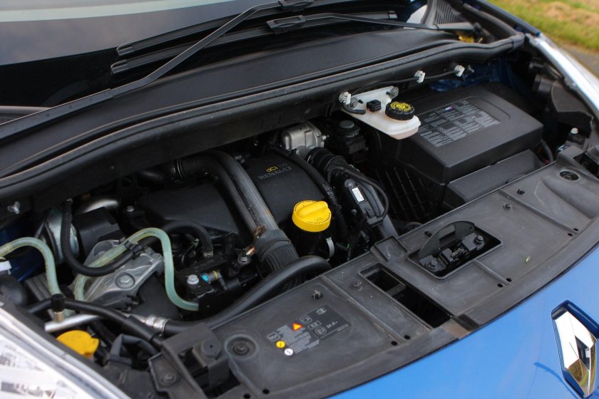 Рено Сценик 3 моторный отсек