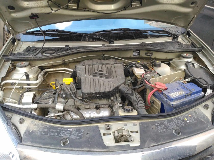 Renault Sandero 1 под капотом