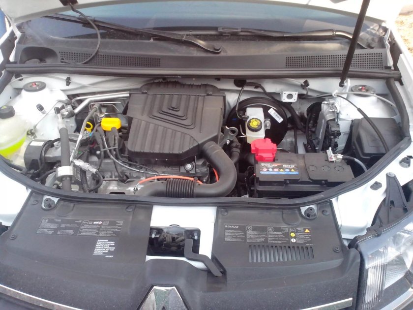 Уплотнитель под капот Рено Логан 2