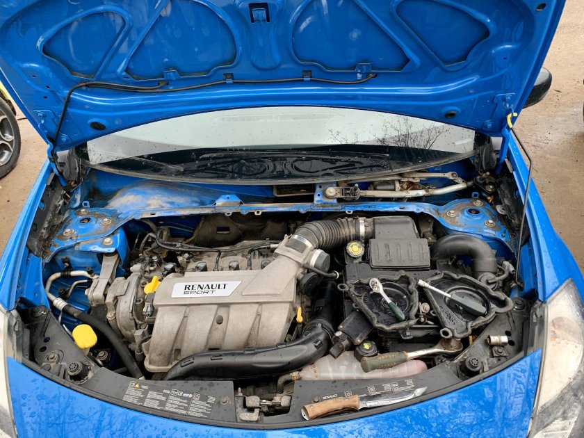 Рено Клио подкапотка