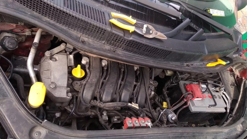 Открытый капот Рено Сценик 2