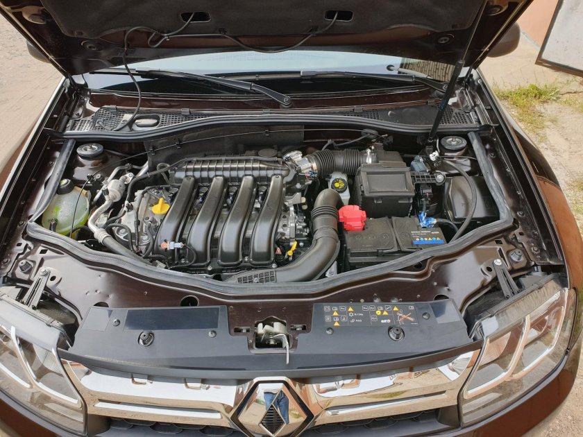 Моторный отсек Рено Дастер 1.6