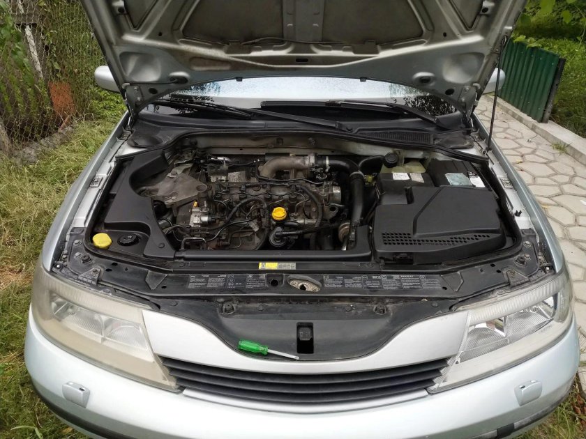 Подкапотное пространство Renault Laguna