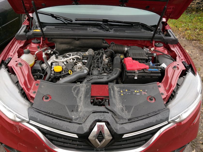 Рено Каптур подкапотное пространство