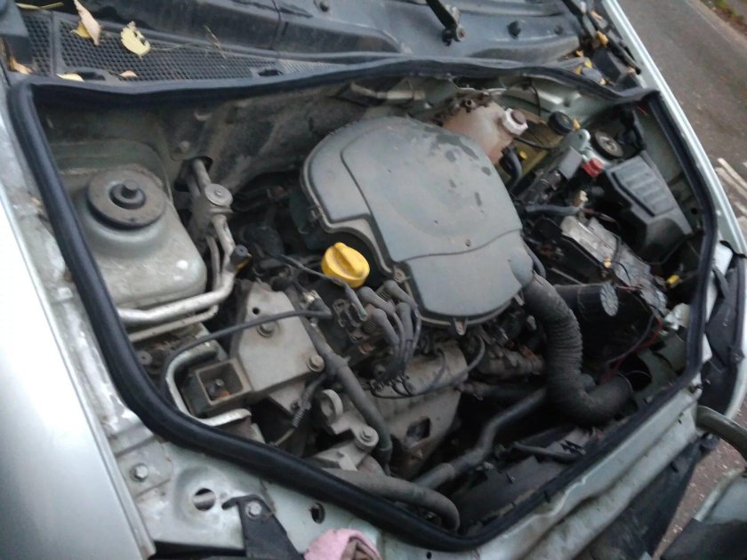 Renault Kangoo 1.4 моторный отсек